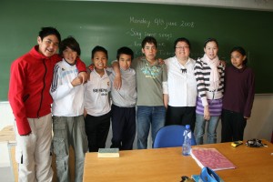 Les élèves d'une classe du collège d'Uummannaq avec leur prof d'anglais groenlandaise