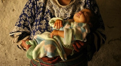 Une femme et son bébé dans le village de Tarart, Haut Atlas, au Maroc, le 31 août 2006. REUTERS/STR New