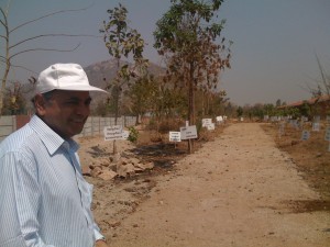 Ganesh Devy à Tejgadh, lieu d’implantation de l’Académie Adivasi.