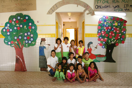  Une des classes de l’école guarani en 2007, avec un travail autour des familles du village, exposé dans la cour de l’école.