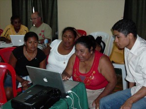 Mujeres jovenes jugando en rama