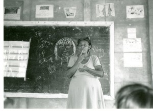 Miss Nora enseignant le rama aux enfants de maternelle